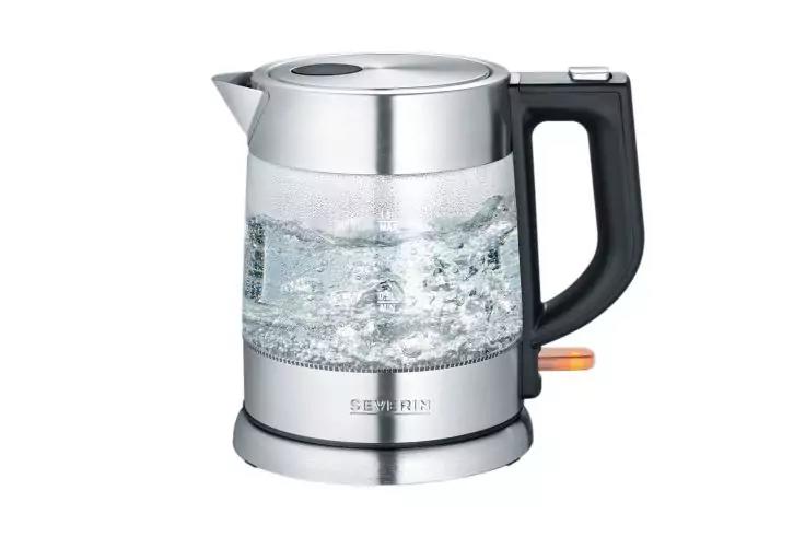 Glas-Elektrowasserkocher mit Edelstahlboden und schwarzem Griff, kochendes Wasser mit sichtbaren Blasen