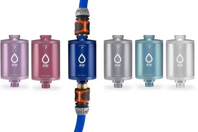 Sechs zylindrische Beh&auml;lter in verschiedenen Farben; der mittlere dunkelblaue Beh&auml;lter ist mit einem blauen Schlauch und orange-schwarzen Verbindern verbunden; auf jedem Beh&auml;lter ein wei&szlig;es Tropfen‑Symbol