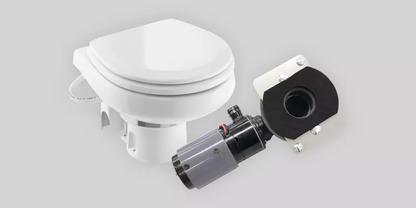 Wei&szlig;es Toilettenbecken mit geschlossenem Deckel links und daneben ein schwarz-silbernes mechanisches Bauteil mit zylindrischem Geh&auml;use auf hellem Hintergrund