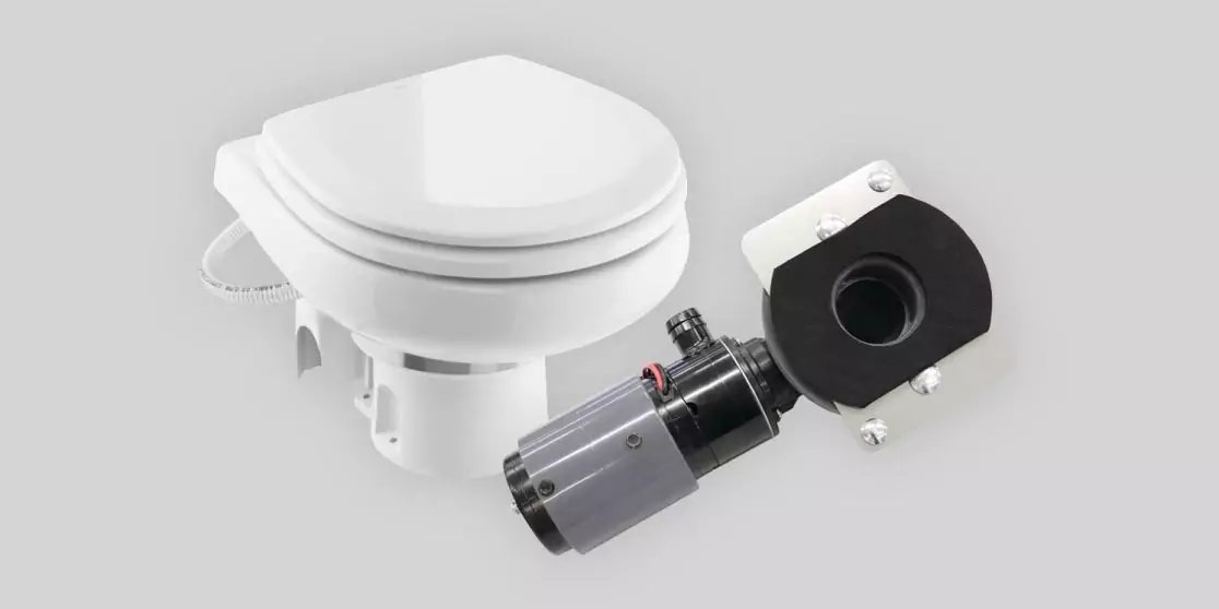 Wei&szlig;es Toilettenbecken mit geschlossenem Deckel links und daneben ein schwarz-silbernes mechanisches Bauteil mit zylindrischem Geh&auml;use auf hellem Hintergrund