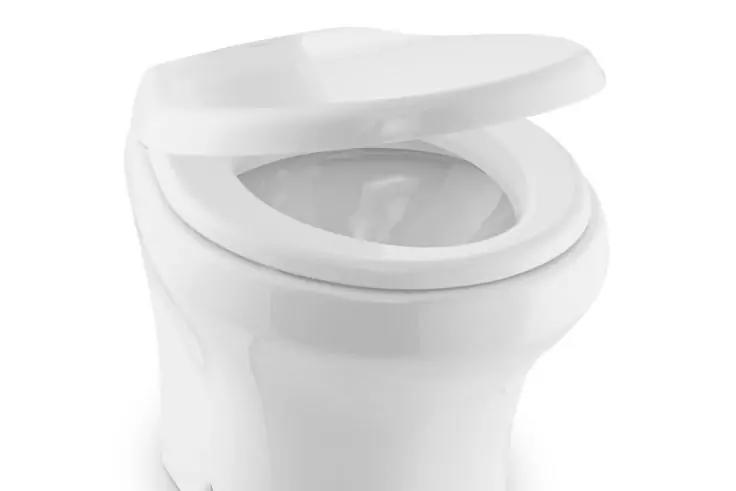 Wei&szlig;es Toilettenbecken mit offenem Deckel und offenem Sitz auf wei&szlig;em Hintergrund