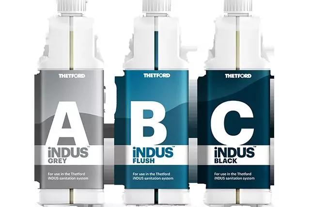 Drei wei&szlig;e Kunststoffflaschen mit Schraubverschluss nebeneinander; Etiketten mit gro&szlig;en Buchstaben A, B, C und den Markennamen "iNDUS" und "THETFORD"