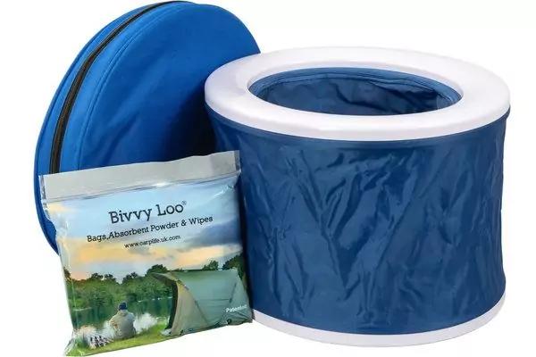 Runder blauer Beh&auml;lter mit wei&szlig;em Rand, im Hintergrund ein passender blauer Deckel mit Rei&szlig;verschluss, davor ein gr&uuml;n-wei&szlig;es P&auml;ckchen mit der Aufschrift 'Bivvy Loo' und einem Zeltbild