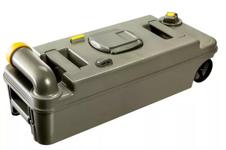 Graue rechteckige Kunststoffbox mit aufgesetztem Deckel, seitlichem abgewinkeltem Rohr mit gelbem Rand, Griff, zwei Rollen und gelben Details