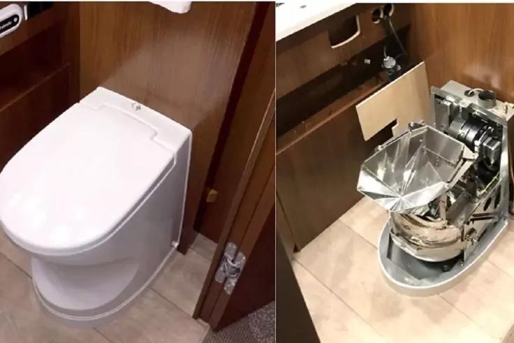 Zweigeteiltes Bild: links geschlossenes wei&szlig;es WC in einem holzverkleideten Raum; rechts offene Schrankt&uuml;r, auf dem Boden ein zusammengefaltetes silbernes Metallger&auml;t mit sch&uuml;sself&ouml;rmigen Teilen