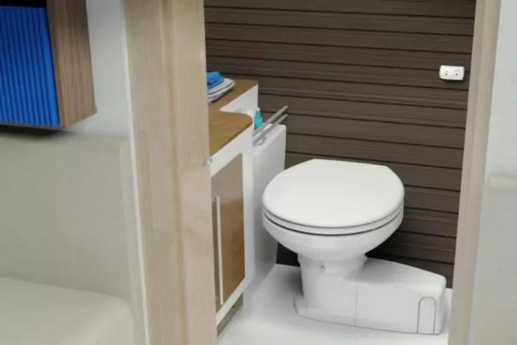 Wei&szlig;es WC in kleinem Bad, braune horizontale Wandverkleidung, wei&szlig;es Regal neben dem WC mit gefaltetem blauem Handtuch, sichtbarer T&uuml;rrahmen