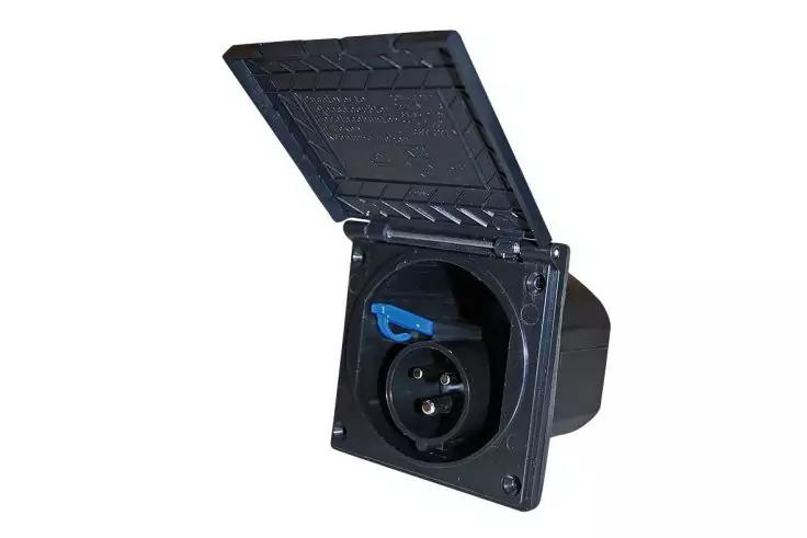 Schwarze quadratische Wanddose mit offenem Klappdeckel und rundem Steckereinsatz vor wei&szlig;em Hintergrund