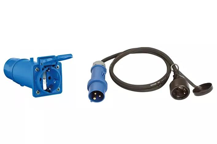 Blaue Einbaubuchse links, blauer Stecker mittig, schwarzes Kabel mit runder Buchse rechts auf wei&szlig;em Hintergrund