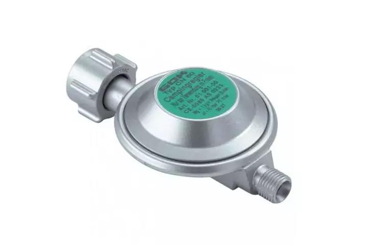 Rundes silbernes Metallgerät mit grünem Aufkleber und zwei Anschlussstutzen auf weißem Hintergrund