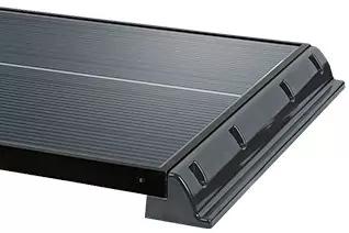 Dunkles rechteckiges Solarpanel mit feinen Linien auf der Oberfl&auml;che und schwarzer Montageleiste am unteren Rand