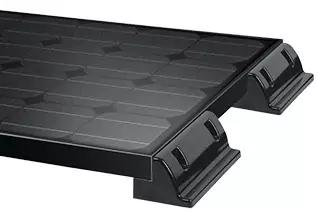 Eckaufnahme eines dunklen Solarmoduls mit rechteckigen Zellen auf schwarzer Montagefu&szlig;st&uuml;tze