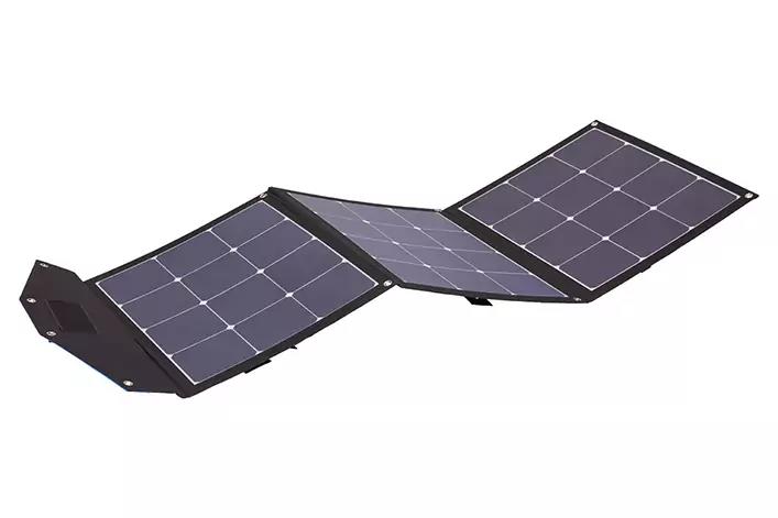 Opvouwbaar zonnepaneel met vier verbonden rechthoekige modules, donkere zonnecellen op witte achtergrond