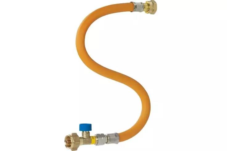 Oranger flexibler Schlauch in S-Form mit Messinganschlüssen und kleinem Ventil mit blauem Drehknauf auf weißem Hintergrund