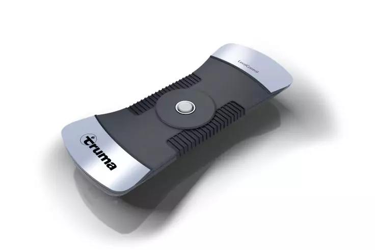 Schwarzes, leicht gebogenes Ger&auml;t mit silbernen Endkappen, rundem Knopf in der Mitte und Schriftzug 'truma' auf der linken Endkappe