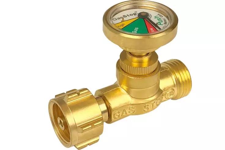 Goldfarbenes Metallventil mit Druckmesser (gr&uuml;n/gelb/rot Sektoren) und Zeiger, zwei Gewindeanschl&uuml;sse