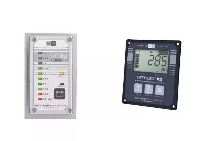 Zwei nebeneinander angeordnete elektronische Ger&auml;te auf wei&szlig;em Hintergrund. Links: wei&szlig;es, vertikal rechteckiges Geh&auml;use mit LED-Anzeigen und Beschriftungen. Rechts: dunkles, quadratisches Bedienfeld mit LCD-Anzeige '28.5' und drei Tasten darunter