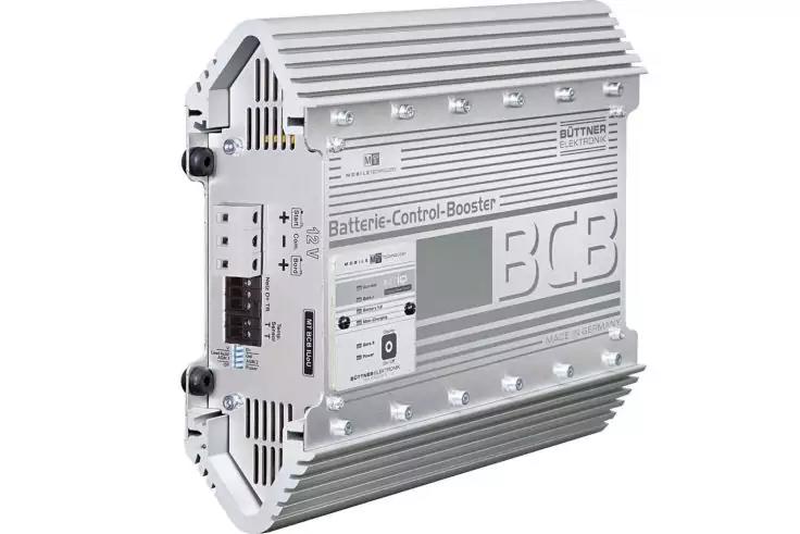 Silbernes, rechteckiges elektronisches Ger&auml;t mit K&uuml;hlrippen, Aufdruck "Batterie-Control-Booster" und gro&szlig;en Buchstaben "BCB", kleines Display, Anschlussklemmen und Montageschrauben