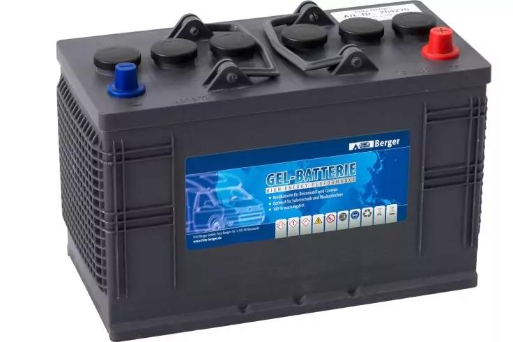 Schwarze rechteckige Batterie mit blauen und roten Polen oben, Tragegriffen und blauem Etikett mit der Aufschrift "GEL-BATTERIE"