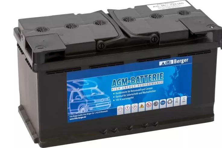 Schwarze Fahrzeugbatterie mit blauem Etikett, auf dem ein stilisiertes Auto, die Aufschrift AGM-BATTERIE und mehrere kleine Symbole zu sehen sind