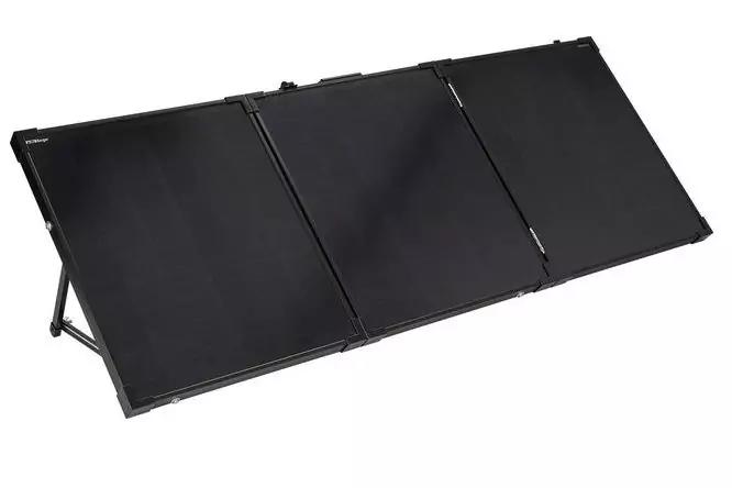 Drie zwarte rechthoekige platen met gladde oppervlakken, verbonden door scharnieren, schuin geplaatst op metalen steunen tegen een witte achtergrond