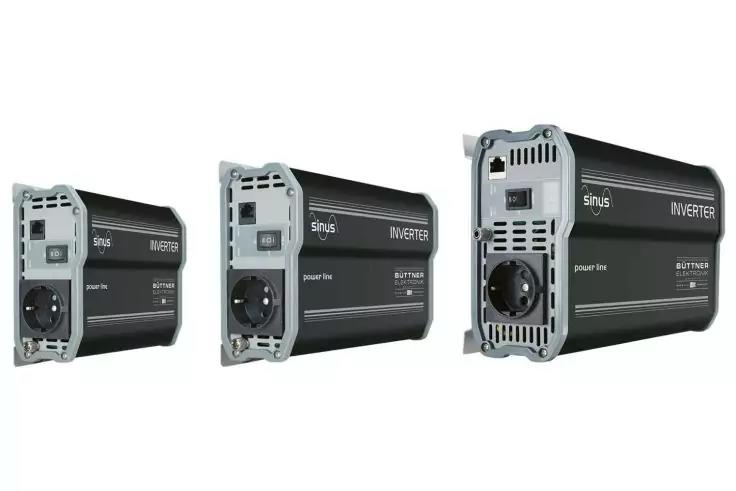 Trois appareils métalliques argentés de trois tailles différentes avec des fentes d'aération et une prise ronde à l'avant, alignés côte à côte sur fond blanc