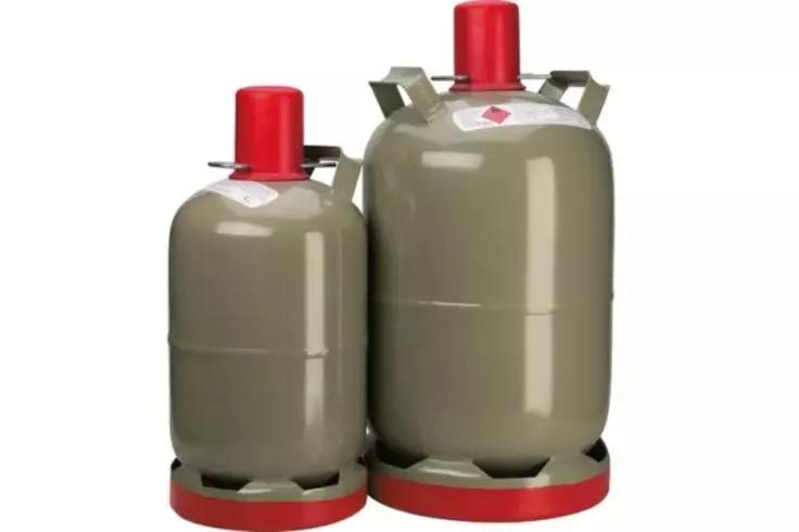 Zwei zylindrische Gasflaschen hellolivgr&uuml;n mit roten Ventilkappen und roten Standringen, eine kleinere und eine gr&ouml;&szlig;ere nebeneinander auf wei&szlig;em Hintergrund