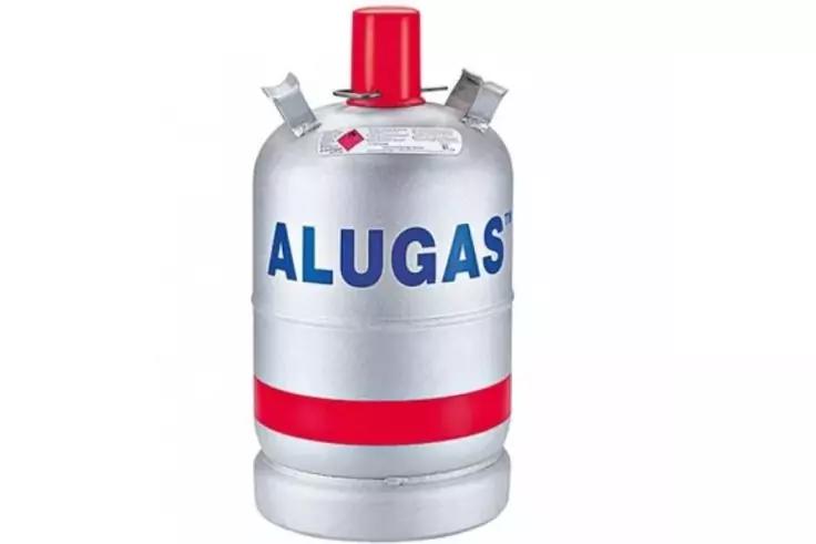 Silberne zylindrische Gasflasche mit blauem Schriftzug ALUGAS, rotem Horizontalstreifen, roter Schutzkappe und zwei Metallgriffen vor wei&szlig;em Hintergrund