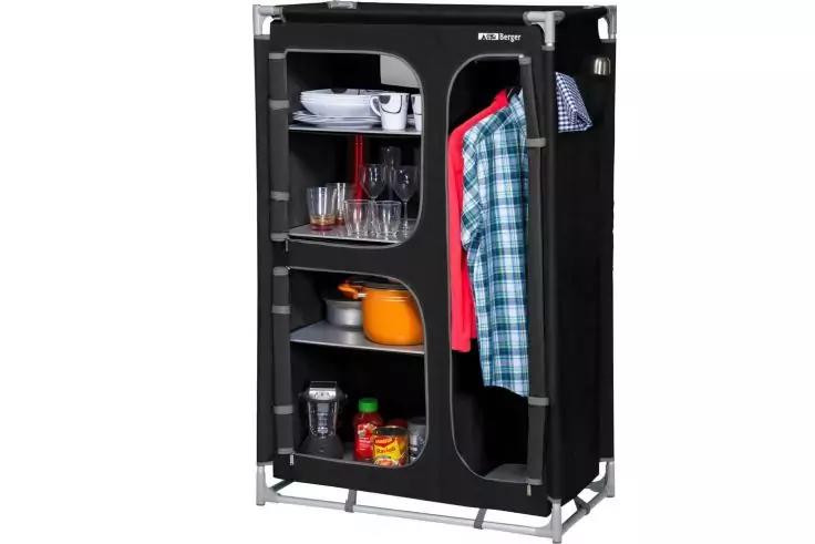 Geöffneter schwarzer Stoffkleiderschrank mit Metallrahmen, Regale mit Geschirr und einem Vorratsglas, rechts hängende Hemden