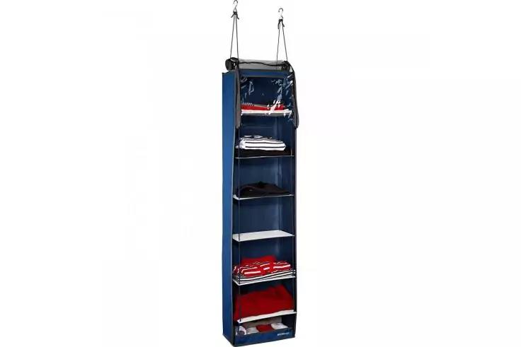 Blaues hängendes Textilregal mit sechs offenen Fächern, in einigen Fächern gefaltete Kleidungsstücke (rot, weiß, schwarz); oben zwei Haken und Aufhängeriemen; weißer Hintergrund