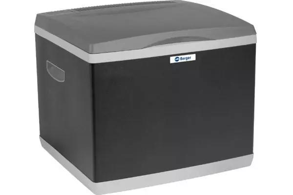 Rechteckige Box mit dunkler Vorderseite, hellgrauem Deckel und Sockel, seitlichen Griffvertiefungen und kleinem Logo auf der Vorderseite