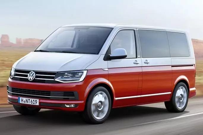 Roter und weißer Volkswagen-Kleinbus auf einer Straße, Dreiviertelansicht von vorne