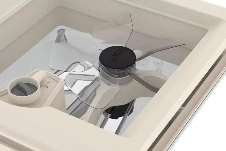 Wei&szlig;er quadratischer Rahmen mit transparentem Sichtfenster; dahinter ein grauer Ventilator mit f&uuml;nf Bl&auml;ttern und schwarzem Mittelteil, links ein rundes wei&szlig;es Anschlussst&uuml;ck