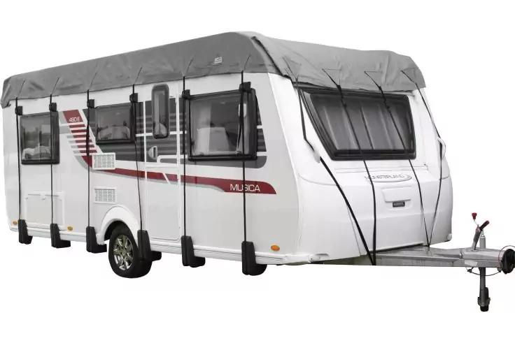 Weißer Wohnwagen mit grauer Dachabdeckung, schwarzen Spannriemen, Fenstern, rotem Streifen an der Seite und Anhängerkupplung vorne