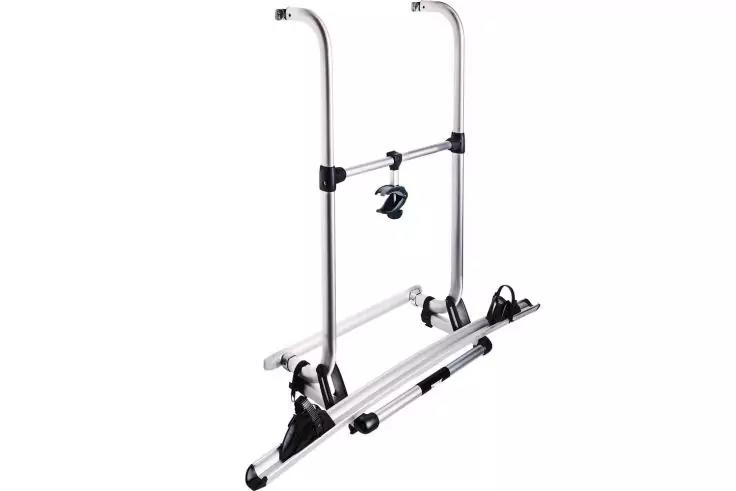 Metallischer Fahrradträger mit zwei senkrechten Stangen, zwei Radschienen, schwarzen Kunststoffhaltern und Riemen auf weißem Hintergrund
