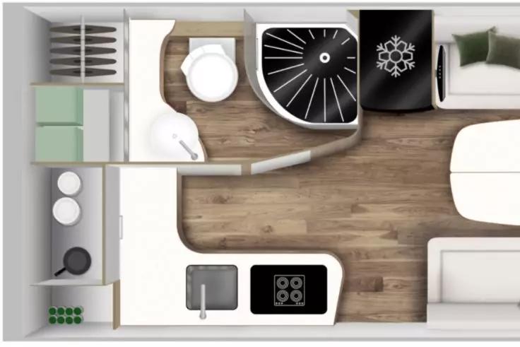 Draufsicht auf kompakten Innenraum mit Holzfu&szlig;boden. Links Regal mit zwei gr&uuml;nen Kissen. Oben mittig rundes wei&szlig;es WC in kleiner Kabine. Oben rechts runde schwarze Fl&auml;che mit spiralf&ouml;rmigem Muster. Unten mittig wei&szlig;e K&uuml;chenzeile mit Sp&uuml;le und Kochfel