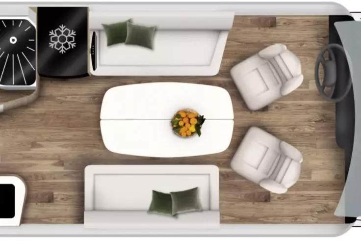 Draufsicht auf Innenraum mit zwei gegen&uuml;berstehenden wei&szlig;en Sofas, zwei wei&szlig;en Sesseln rechts, ovalem wei&szlig;en Tisch mit Obstschale in der Mitte, Holzfu&szlig;boden, zwei gr&uuml;nen Kissen auf den Sofas und einem sichtbaren Lenkrad rechts