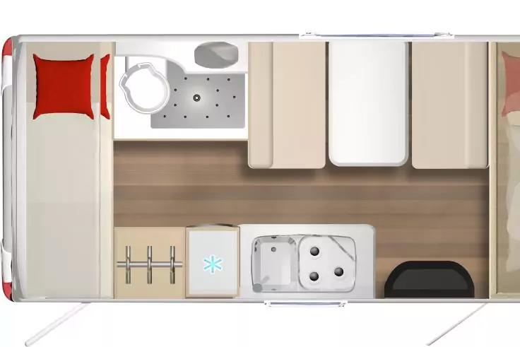 Aufsicht auf Innenraumgrundriss mit gepolsterter Bank links und rotem Kissen, rundem Waschbecken, quadratischer Duschwanne mit Abflussl&ouml;chern oben links, drei beige Schr&auml;nken oben, kleinem K&uuml;hlschrank mit Schneeflockensymbol unten links, Arbeitsfl&auml;ch