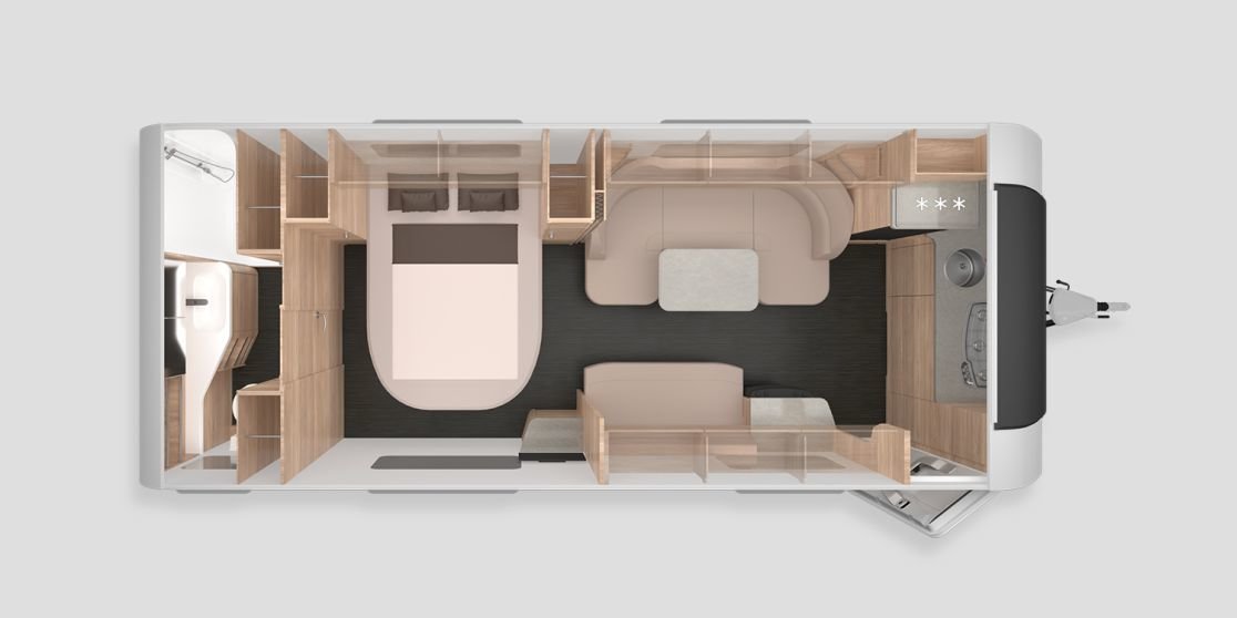 Draufsicht eines Innenraum-Grundrisses mit Doppelbett, gegen&uuml;berliegenden Sitzb&auml;nken mit Tisch, K&uuml;chenzeile mit Sp&uuml;le und Kochfeld, Badbereich, Schr&auml;nken und Anh&auml;ngerkupplung