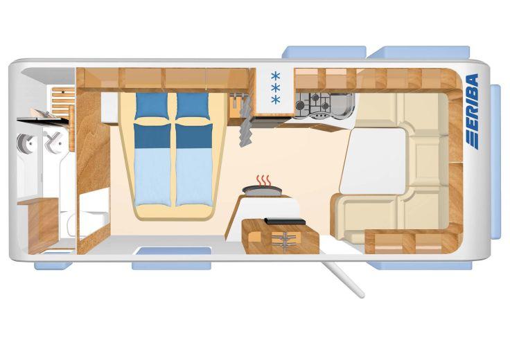 Vogelperspektive eines Wohnwagen-Grundrisses mit Doppelbett, Bad mit Waschbecken und Toilette, K&uuml;chenzeile (Sp&uuml;le, Kochfeld), Tisch, Sitzbank, Schr&auml;nken und beschrifteter Au&szlig;enwand 'ERIBA'