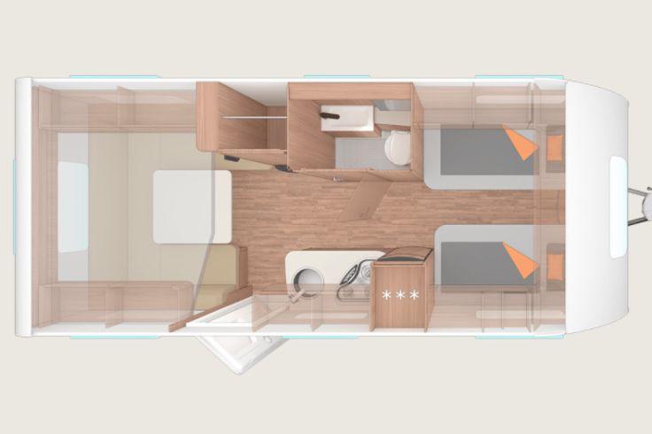 Draufsicht eines Innenraums mit Doppelbett links, zwei Einzelbetten rechts, mittiger K&uuml;chenzeile mit Sp&uuml;le und Herd, Badezimmer mit Toilette oben, Eingang unten links, Schr&auml;nken und Holzfu&szlig;boden
