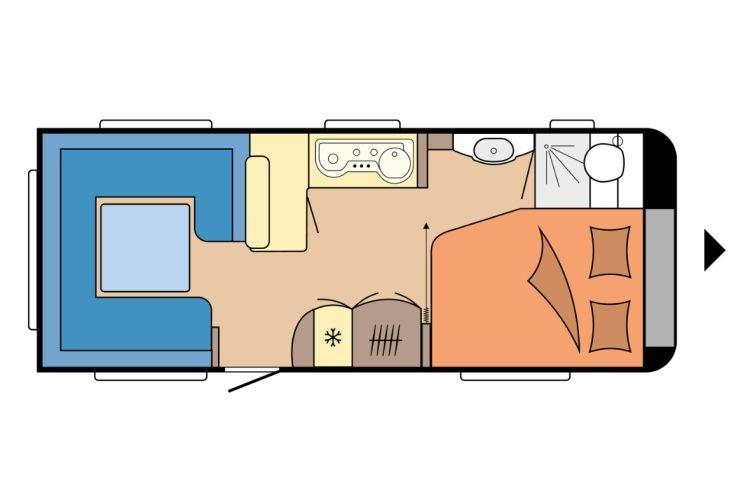 Draufsicht-Grundriss: rechts Doppelbett mit Kissen, oben rechts kleiner Raum mit Toilette und Dusche, Mitte Bereich mit Sp&uuml;le und Kochfeld, links U-f&ouml;rmige blaue Sitzgruppe mit Tisch, unten Eingangst&uuml;r