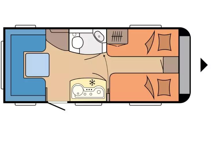 Draufsicht eines Grundrisses: Sitzbereich links (blau), Bad oben Mitte, K&uuml;chenzeile unten Mitte, Schlafbereich mit zwei Kissen rechts, Schrank/Stauraum oben rechts, T&uuml;r rechts markiert