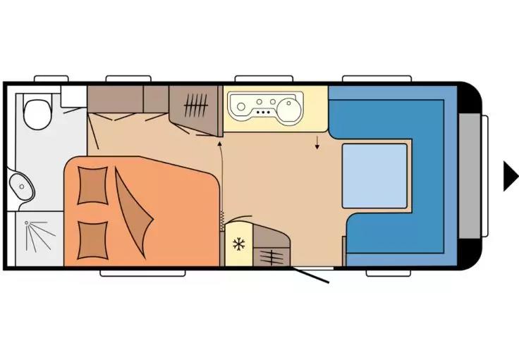 Draufsicht eines Innenraums, unterteilt in Badezimmer mit Toilette, Waschbecken und Dusche; Schlafbereich mit Doppelbett und zwei Kissen; K&uuml;chenbereich mit Sp&uuml;le und Herd; kleines Ger&auml;t mit Schneeflockensymbol; U-f&ouml;rmige blaue Sitzgruppe mit Tisch; E