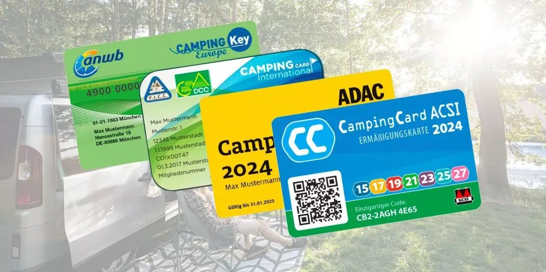 Mehrere gef&auml;cherte Campingkarten: vorne eine blaue ADAC CampingCard ACSI 2024 mit QR‑Code, dahinter gelbe und gr&uuml;ne Karten; unscharfer Hintergrund mit Wohnmobil, B&auml;umen und Picknicktisch
