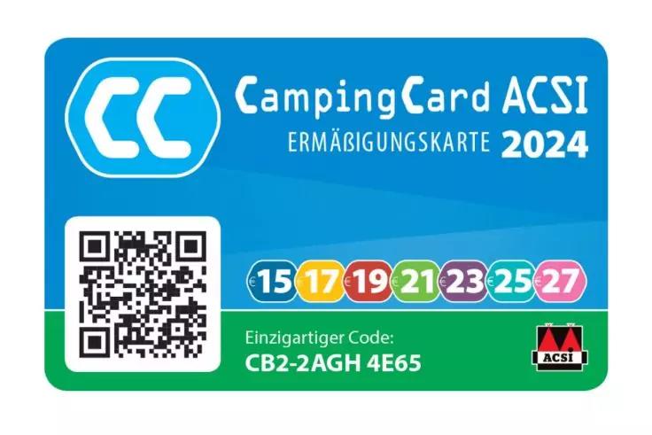 Blaue Karte mit wei&szlig;em CC-Logo und dem Text 'CampingCard ACSI ERM&Auml;SSIGUNGSKARTE 2024', QR-Code, farbige Kreise mit den Zahlen 15 17 19 21 23 25 27, eindeutiger Code 'CB2-2AGH 4E65' und ACSI-Logo auf gr&uuml;nem Streifen