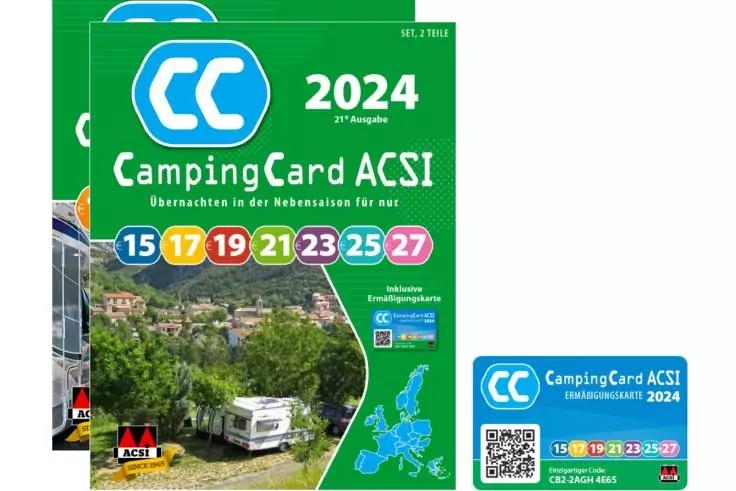 Zwei gr&uuml;ne Hefte mit CC-Logo und Text 'CampingCard ACSI 2024', Foto eines Wohnmobils auf einem Campingplatz und bunten nummerierten Kreisen; rechts eine blaue Plastikkarte mit CC-Logo und denselben Zahlen
