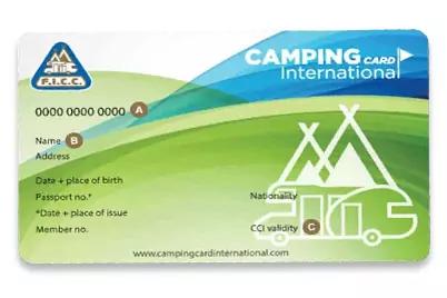 Karte mit blau-gr&uuml;nem Farbverlauf; Schriftzug 'CAMPING CARD International' oben rechts; Berg-Logo oben links; Kartennummer '0000 0000 0000' links; sichtbare Feldbeschriftungen 'Name', 'Address', 'Date + place of birth', 'Passport no.' und 'Member no.
