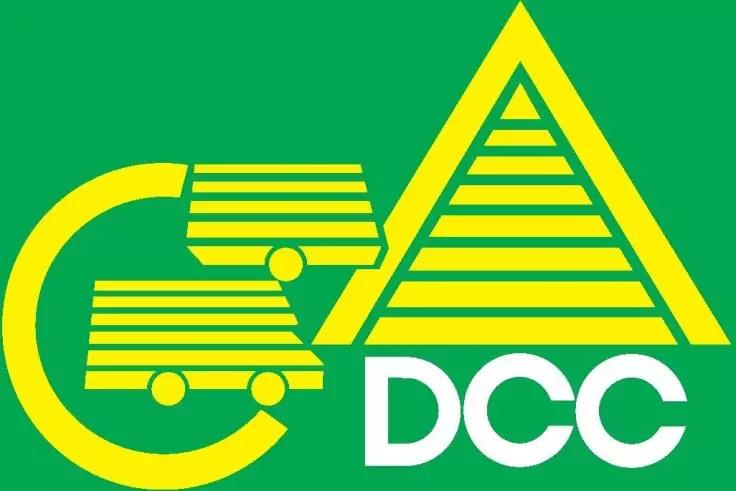 Gr&uuml;ner Hintergrund mit gelben, horizontal gestreiften geometrischen Formen: ein halbkreisf&ouml;rmiger Bogen links, zwei &uuml;bereinander angeordnete, gestreifte abgerundete Rechtecke mit jeweils einem kleinen gelben Kreis darunter, ein gro&szlig;es gestreiftes Dre