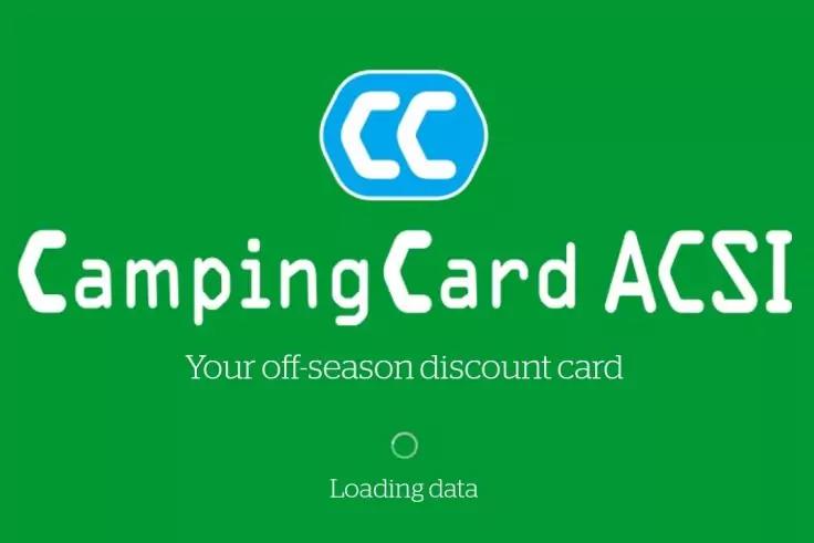 Gr&uuml;ner Hintergrund mit blau-wei&szlig;em 'CC'-Logo, wei&szlig;er Schrift 'CampingCard ACSI', darunter die Texte 'Your off-season discount card' und 'Loading data'
