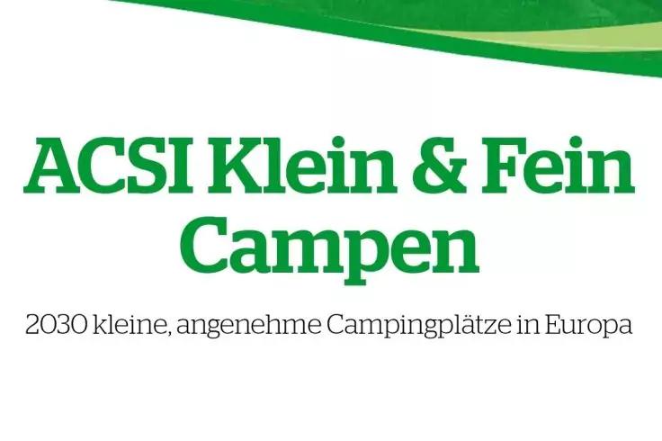 Gr&uuml;ner geschwungener Balken oben, gro&szlig;er gr&uuml;ner Schriftzug "ACSI Klein & Fein Campen", darunter kleiner grauer Text "2030 kleine, angenehme Campingpl&auml;tze in Europa"